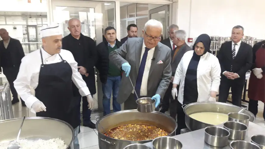 Ereğli Belediyesi’nden, Türkiye’ye örnek olan “evlere sıcak aş” uygulaması