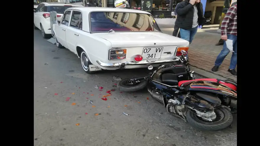 Takla atan motosiklet park halindeki otomobile çarparak durabildi...