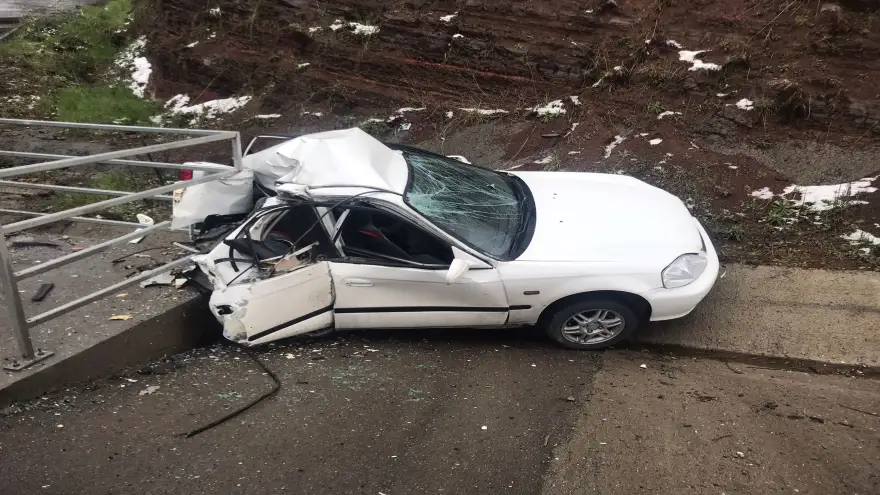 Direksiyon hakimiyetini kaybetti, duvara çarptı...