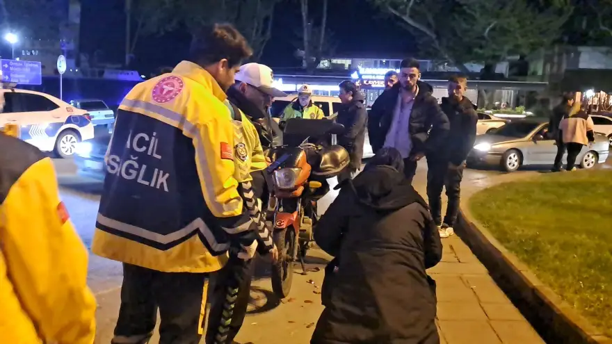 Ticari taksi ile motosiklet çarpıştı...