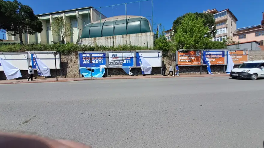 Ak Parti’nin afişlerini yırttılar..