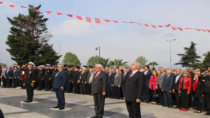 Ereğli'de 23 Nisan'da Atatürk Anıtı'na çelenk bırakıldı...