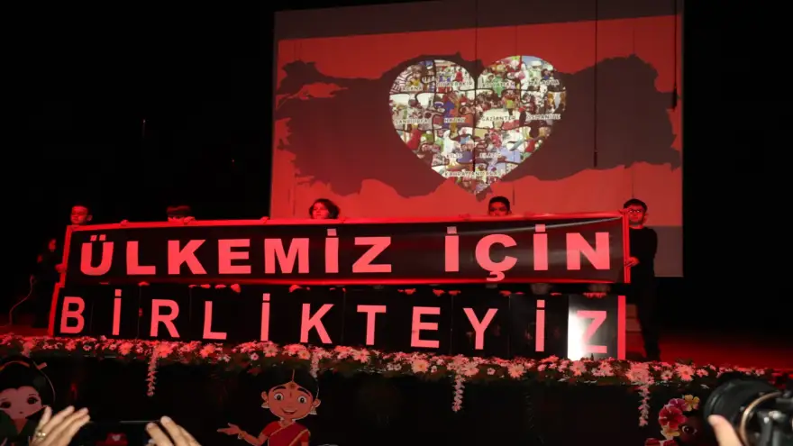 Öğrencilere büyük alkış...