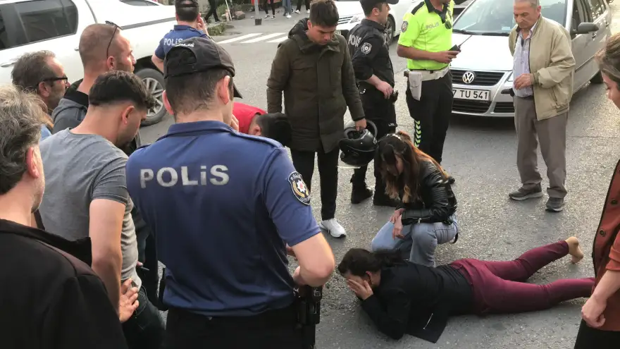 Karşıdan karşıya geçmek isteyen yayaya araba çarptı...