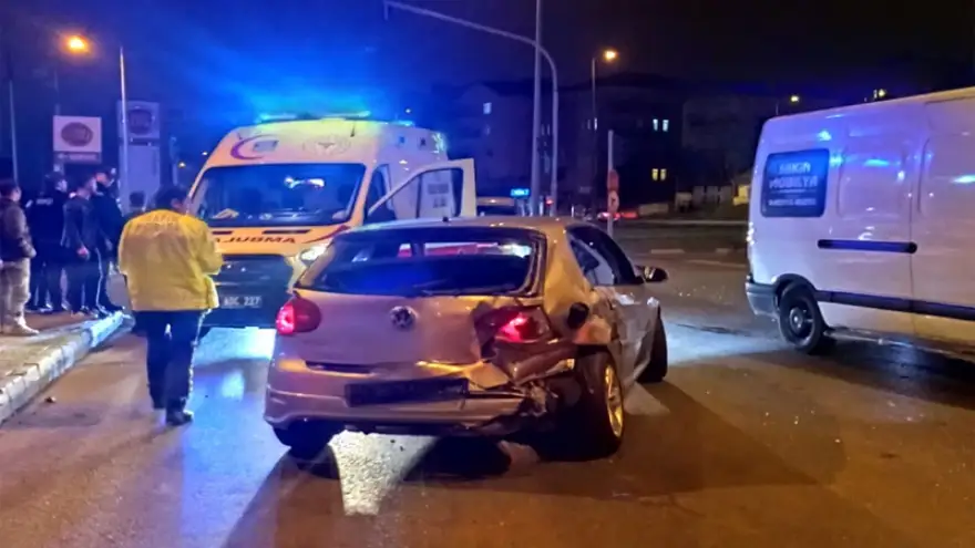 Kavşaktan dönerken çarpıştılar: 3 yaralı