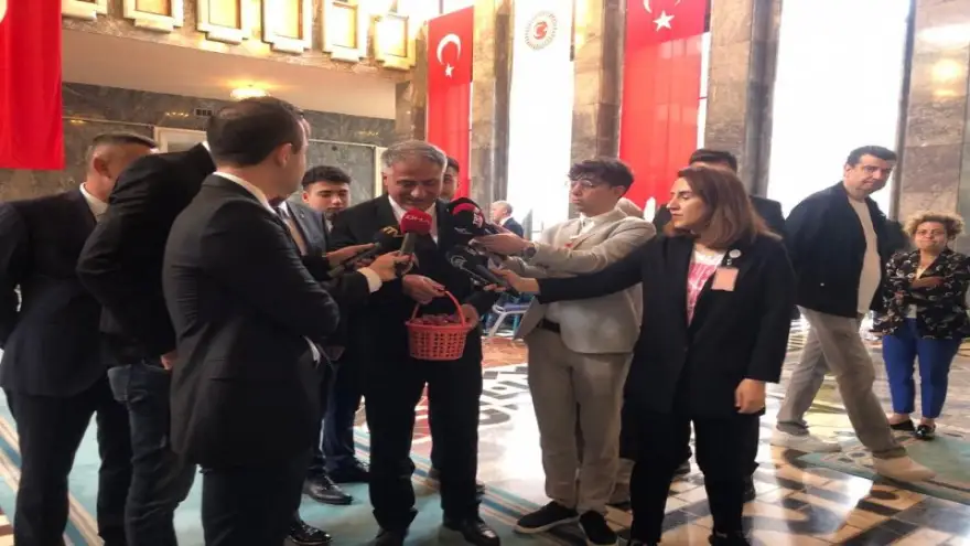 Bozkurt, Milletvekili rozetini taktı