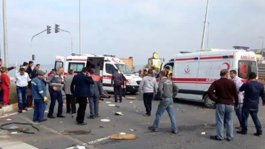TIR İLE MİNÜBÜS ÇARPIŞTI:2'Sİ AĞIR 3 YARALI