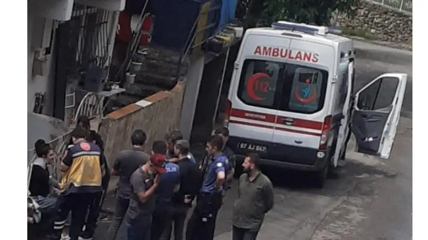 Darp edilen kadın bıçağa sarıldı: 2 yaralı...