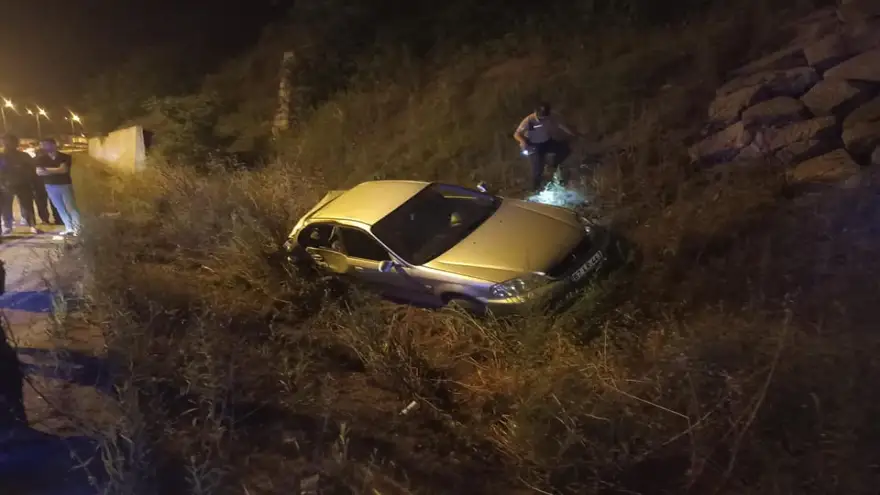 Otomobil takla attı, su kanalına uçtu