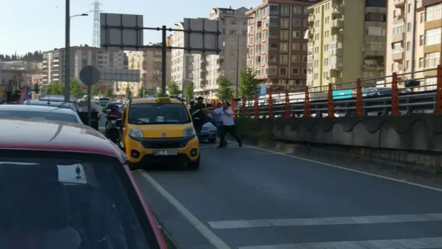 Sopalı bıçaklı yol verme kavgası...