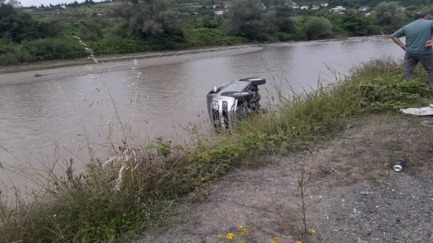 Kadın sürücü Alaplı çayına uçtu..