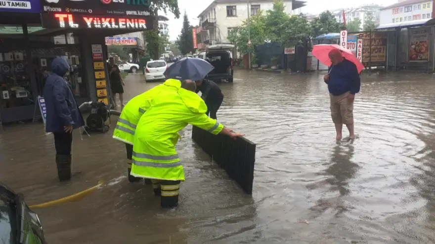 Akçakoca'da sokaklar ve bazı iş yerleri su altında kaldı