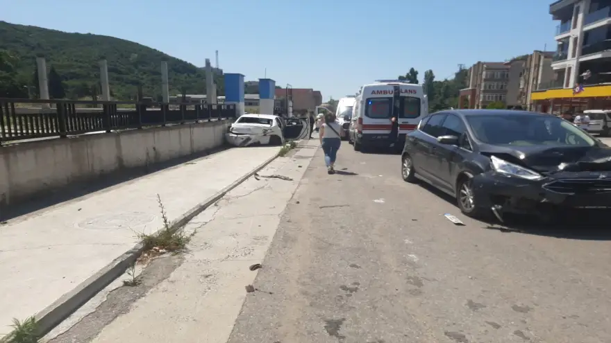 Trafik kazası: 2'si çocuk 3 Yaralı