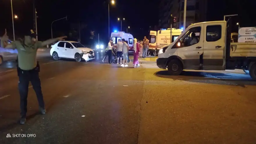 Motosiklet otomobille çarpıştı: 1 Yaralı