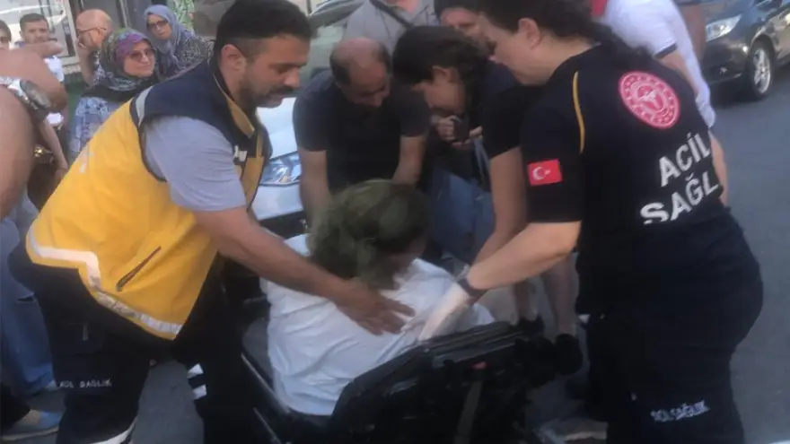 Aşırı sıcaktan bayıla kadına sağlık ekipleri müdahale etti...