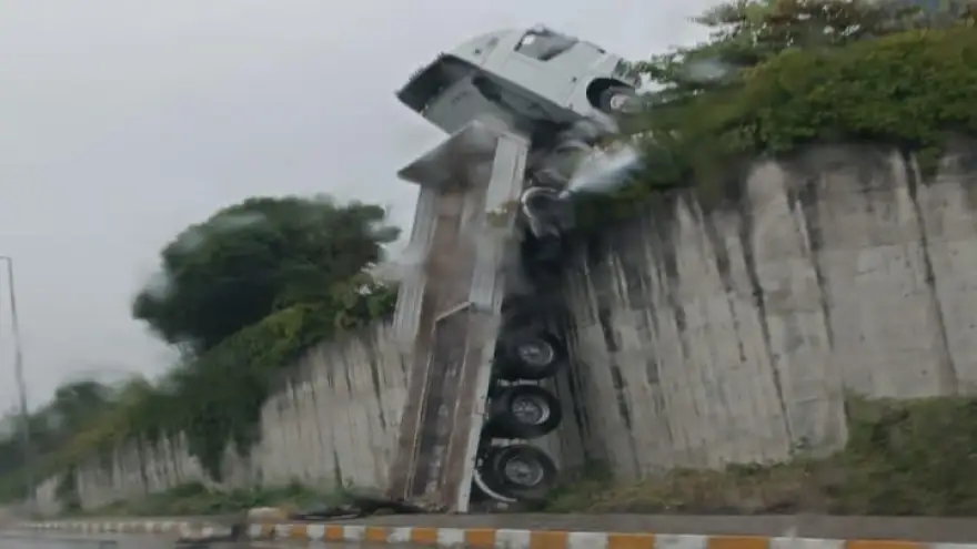 Tır geri geri giderken istinat duvarından düştü..
