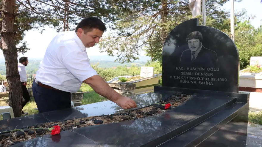 Denizer, Kabri Başında Anıldı