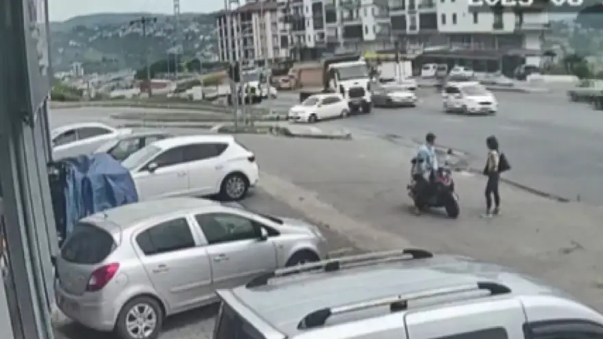 Kamyon otomobili metrelerce sürükledi 