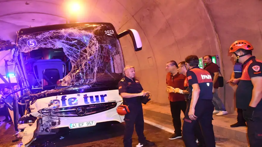 Yolcu otobüsü ile kamyon çarpıştı: 4 Yaralı