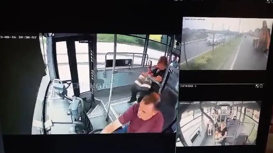 Kepçenin halk otobüsü ile çarpışma anı kamerada..