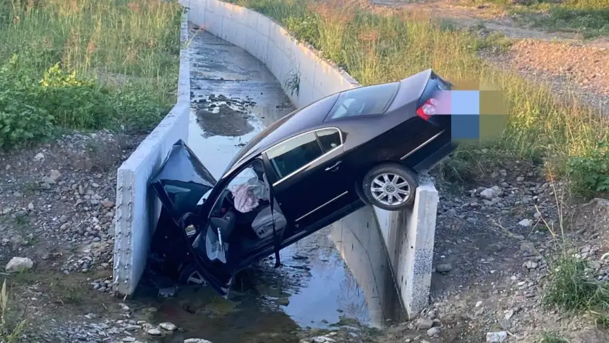 Yoldan çıkıp dereye uçtu...