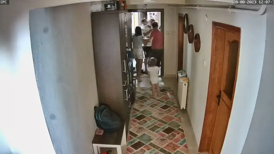 Daireyi boşaltmalarını isteyen ev sahibi ile kiracı arasında kavga çıktı...