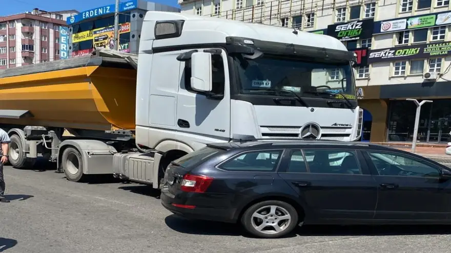 Tır otomobil'i altına alıp sürükledi...