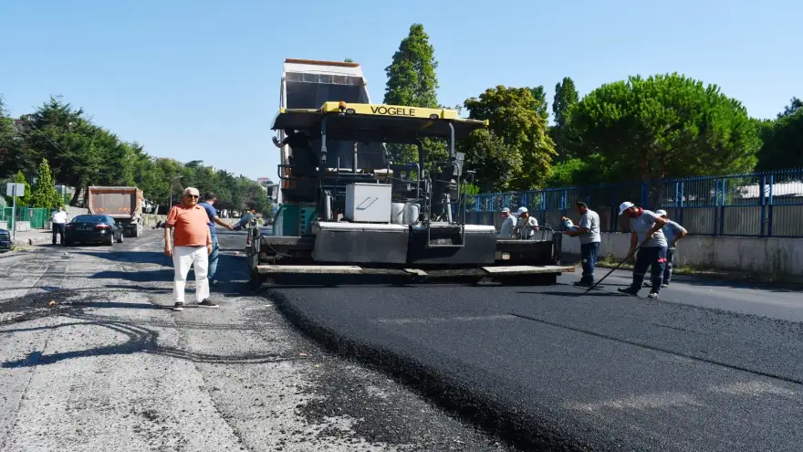 Tek asfalt döken biziz! Kendi öz sermayemizle asfalt döküyoruz...