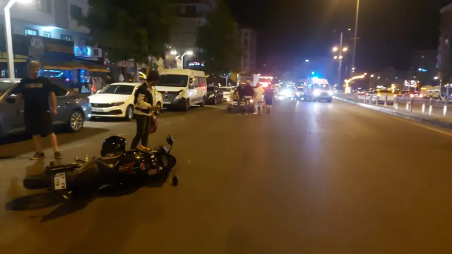 Motosiklet otomobile arkadan çarptı: 1'i ağır 2 Yaralı 