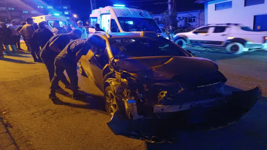 Ticari Taksi  ile pat pat çarpıştı: 3 Yaralı