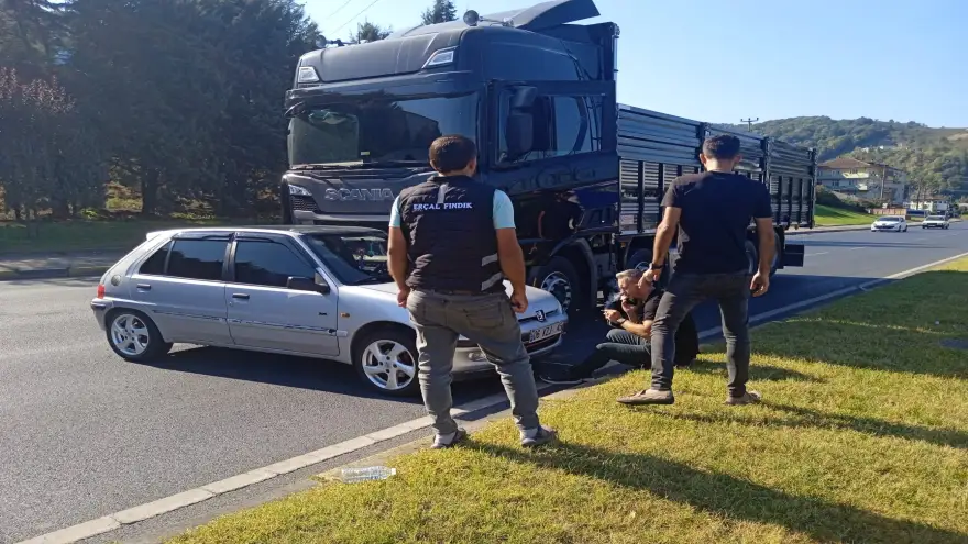 Tırın sürüklediği otomobil sürücüsü yaralandı...