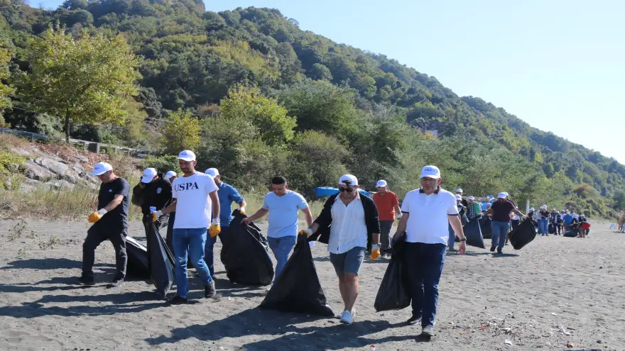 Dünya Temizlik Günü’nde Plaj Bölgesinde Çöpler Toplandı

