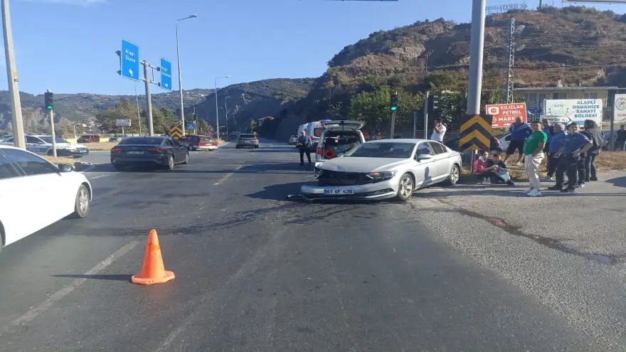 Kırmızı ışıkta geçti, 1'i çocuk 3 Kişi yaralandı