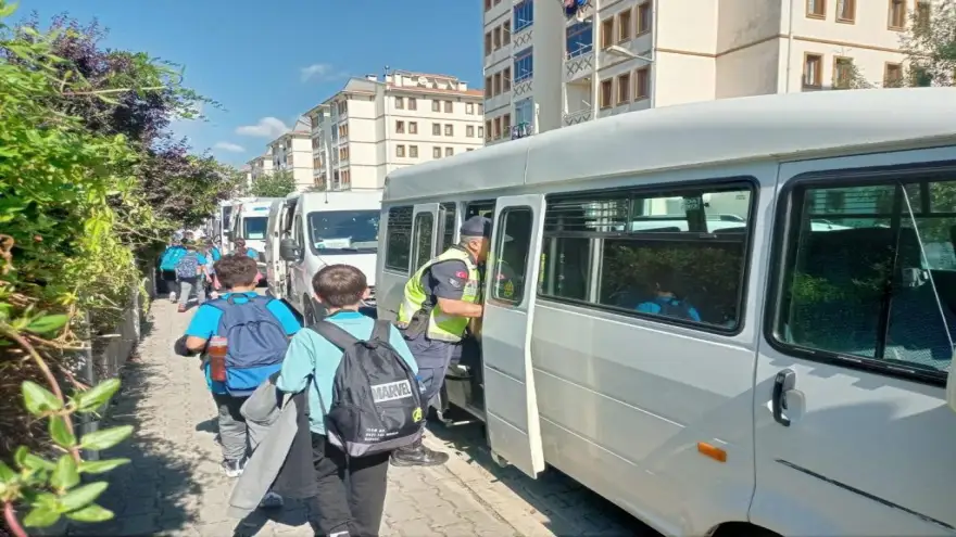 Trafik Jandarma ekiplerince okul çevrelerinde güvenlik önlemleri artırıldı...