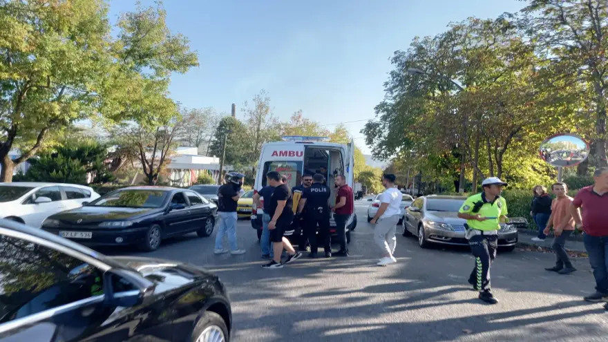 Otomobil karşıya geçmek isteyen yayaya çarptı
