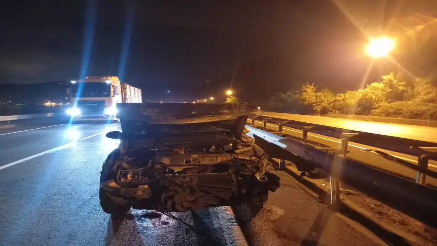 Trafik kazasında otomobil hurdaya döndü