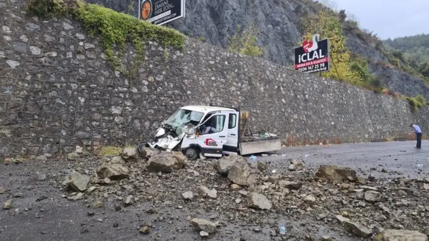 Karayoluna düşen kayalar kamyoneti kullanılamaz hale getirdi...