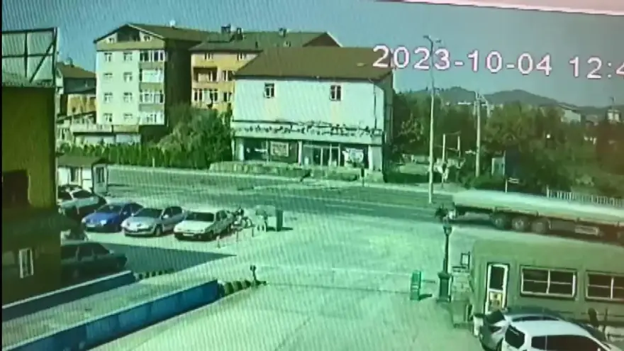 TIR sürücüsü, motosiklet ve sürücüsünü metrelerce sürükledi... 