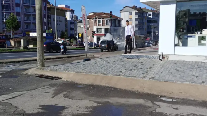 Seyir halindeki araç aniden alev aldı...