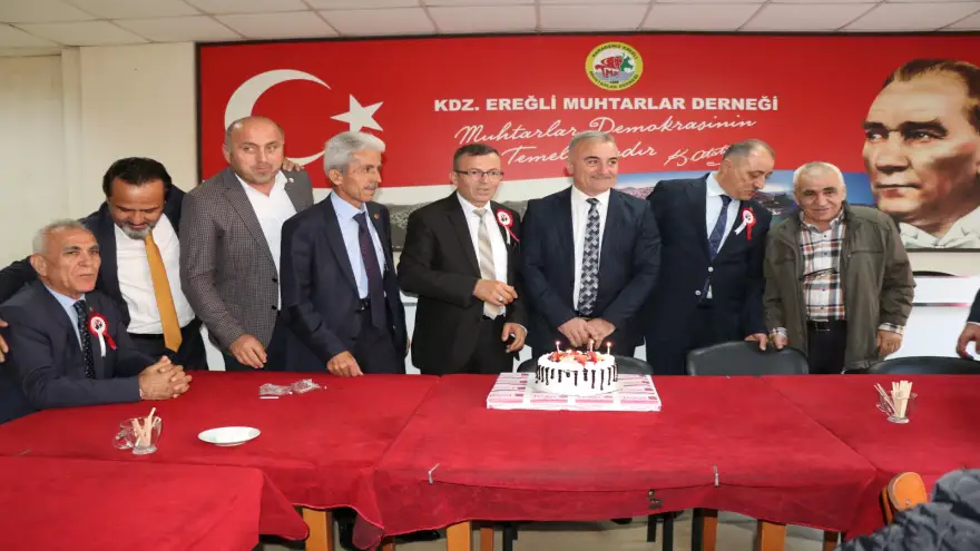 Sesli, 19 Ekim Muhtarlar gününü pasta keserek kutladı...