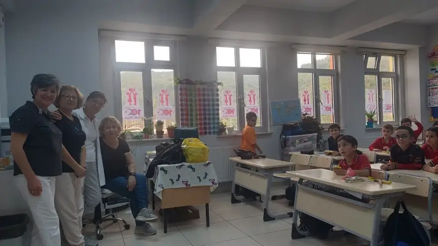 Sokak hayvanları için okulda kermes düzenledi...