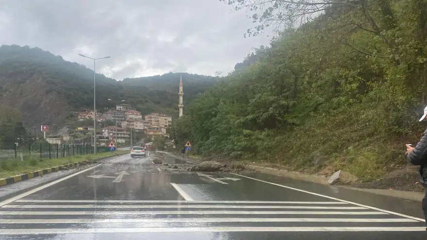 Karayoluna düşen kayalar araçlara zarar verdi...