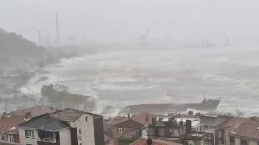 Gemi karaya oturdu, 13 mürettebat kurtarıldı..