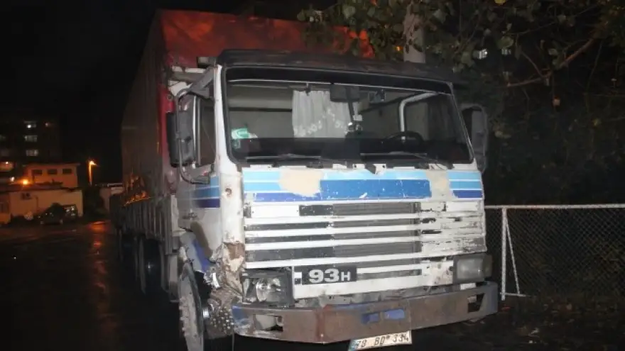TIR İLE KAMYONET ÇARPIŞTI