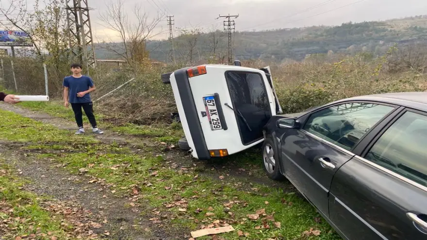 Park halindeki otomobile çarparak yan yattı...