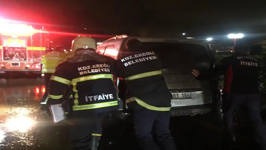 Hafif ticari kamyonet aniden alev aldı...