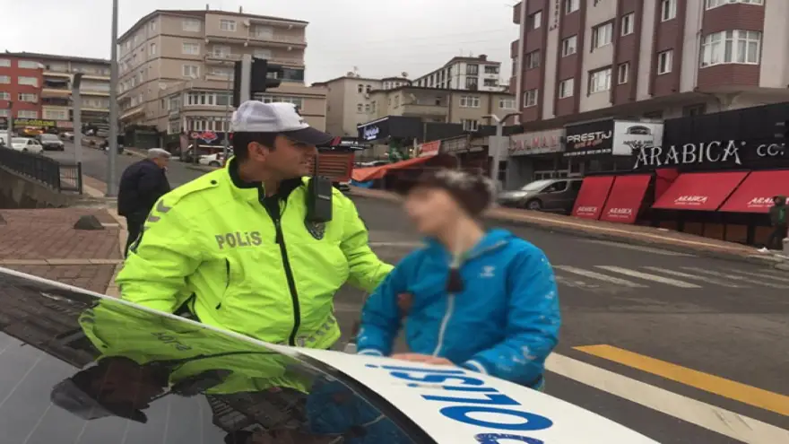 Araçların önüne atlayan engelli çocuk ailesine teslim edildi..