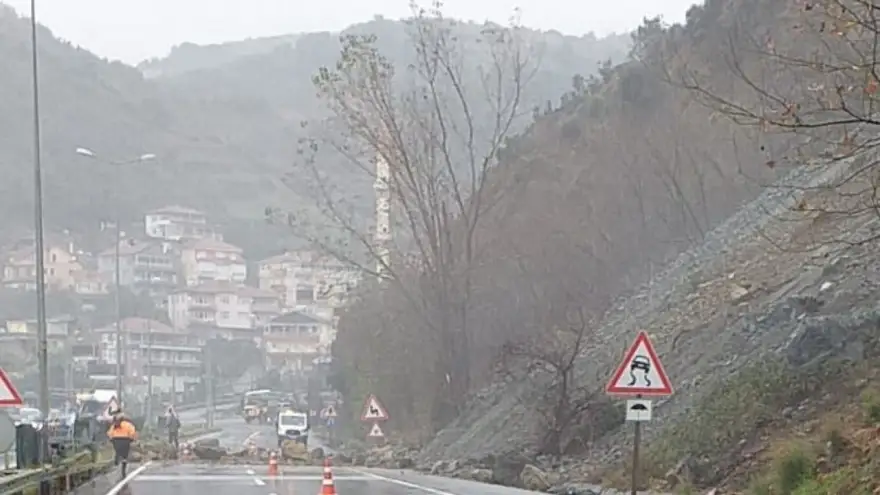 Ereğli - Alaplı yolunda toprak kayması yolu trafiğe kapattı...