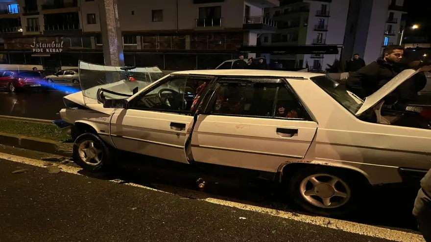 200 promil alkollü sürücü elektrik direğine çarptı..