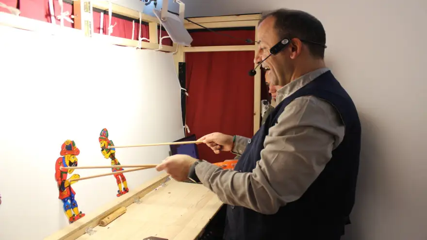 Çocuklar, kent müzesi’nde hacıvat ve karagöz ile buluştu.